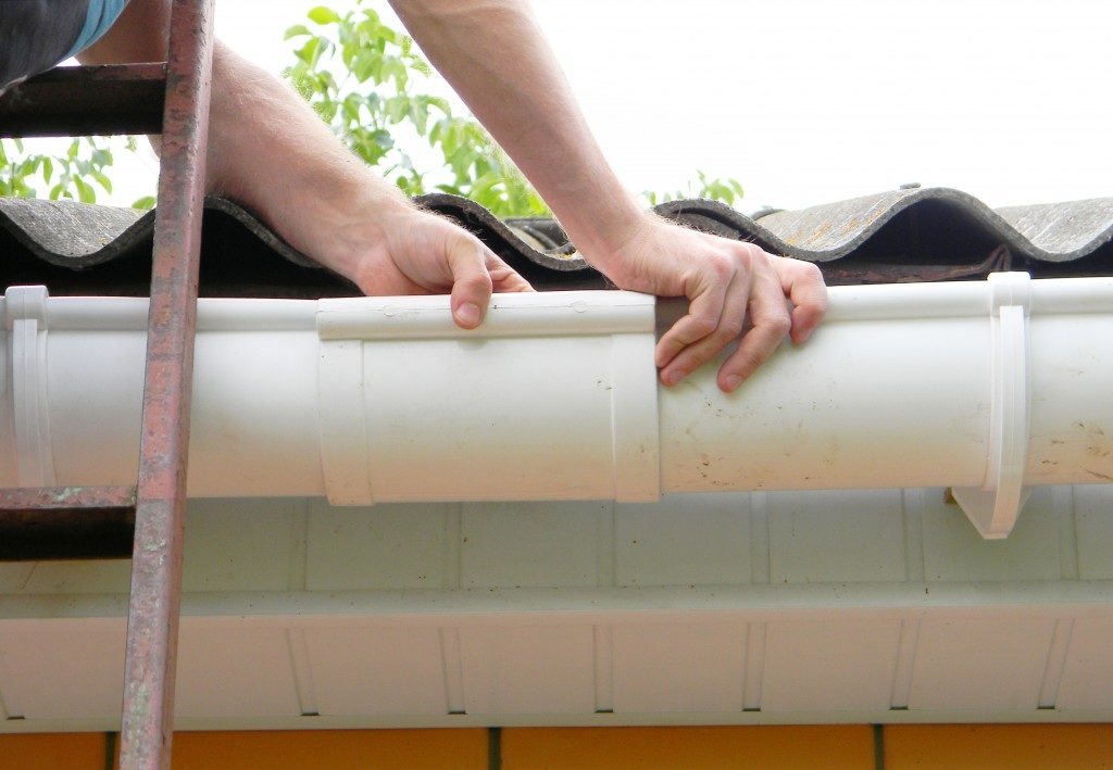 Fixing and maintaining gutters