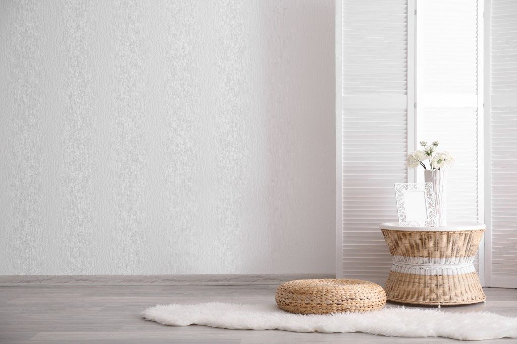 minimalist home decor with faux fur rug