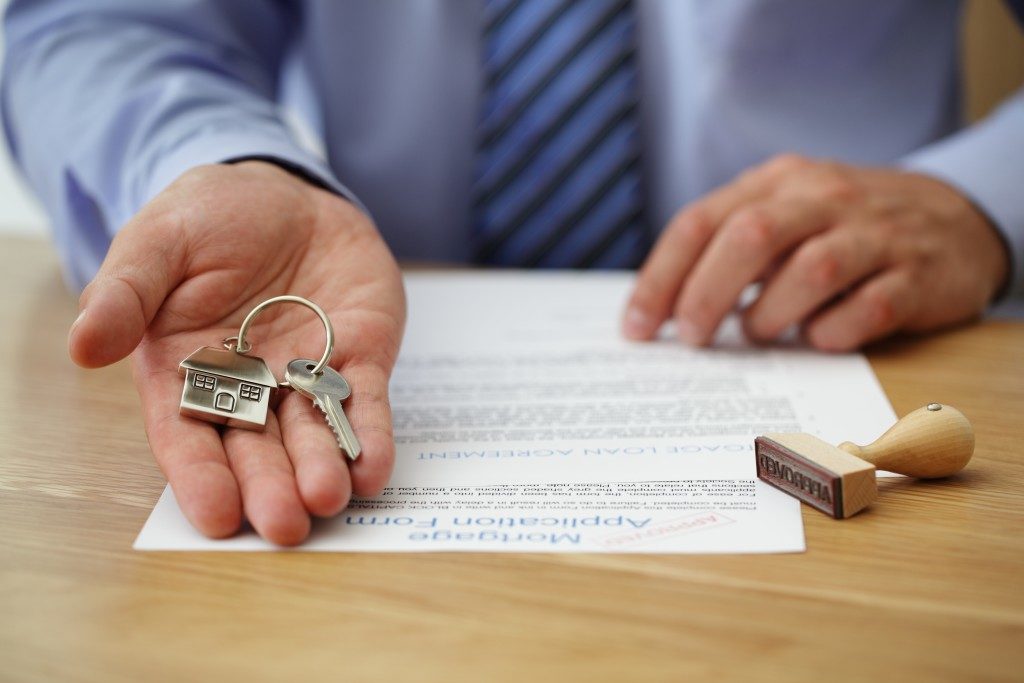 mortgage loan contract with house keys