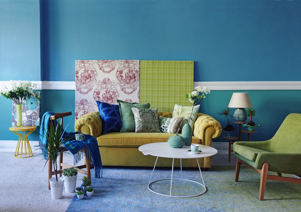 living room in turquoise wallpaper
